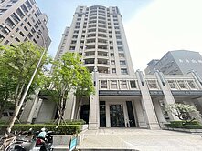 低於實登。市府站＋雙平車＋有裝潢。這間建議您先來看