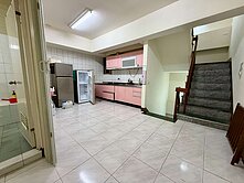 鳳山海洋公園D.C樓店#家門旁就是休閒小公園