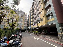 🔥專任「快樂童年」近中央公園｜捷運電梯三房平車