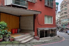 🩵😎英專商圈三角店面穩定收租 😎🩵