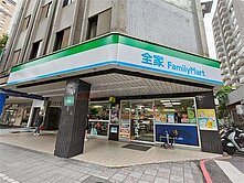 🎀捷運大安森林公園, 三角窗金店面🎀