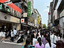 台中一中商圈人潮黃金透店~熱鬧地段滿滿都是人