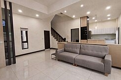 阿杰專任｜皇城帝寶8年屋｜九曲堂大地坪可停三車美墅