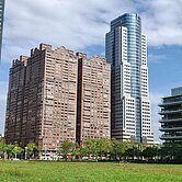 亞洲新灣區三多百貨商圈鄰總圖書館三房平車