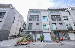 🏘️鳳山中山東路🎈輕屋齡｜✨首排車庫別墅🏘️