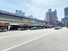 自由悅讀黃金商圈燙金店面