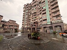   河岸旁高樓層景觀大樓