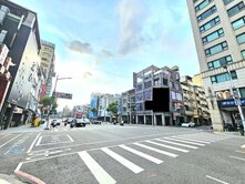 美麗島捷運站旁┃面寬三角窗有電梯┃大馬路1+2樓