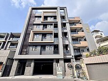 屏東三期全新美裝潢三房平車華廈