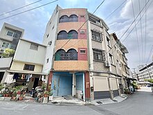 大東藝文中心溪岸第一排三角窗透天