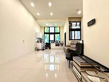 底價驚人南屯文心愛悅挑高4.5米現況隔一房+平車