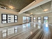 藍小櫻~七期國泰層峰全新未住四房3個平面車位