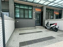 沙鹿這間很剛好｜四房臨路別墅前院停車