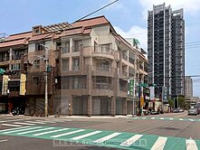 德芳南路旁🅰️三角窗店面效益大🅰️大坪數屋況佳