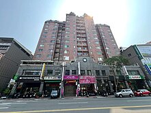 自由河堤商圈｜百坪黃金店面｜雙平車