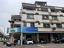 店面可停五車~高鐵建國路順向角間店面~專簽決心賣