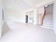 近羅東市區大路邊全新透天