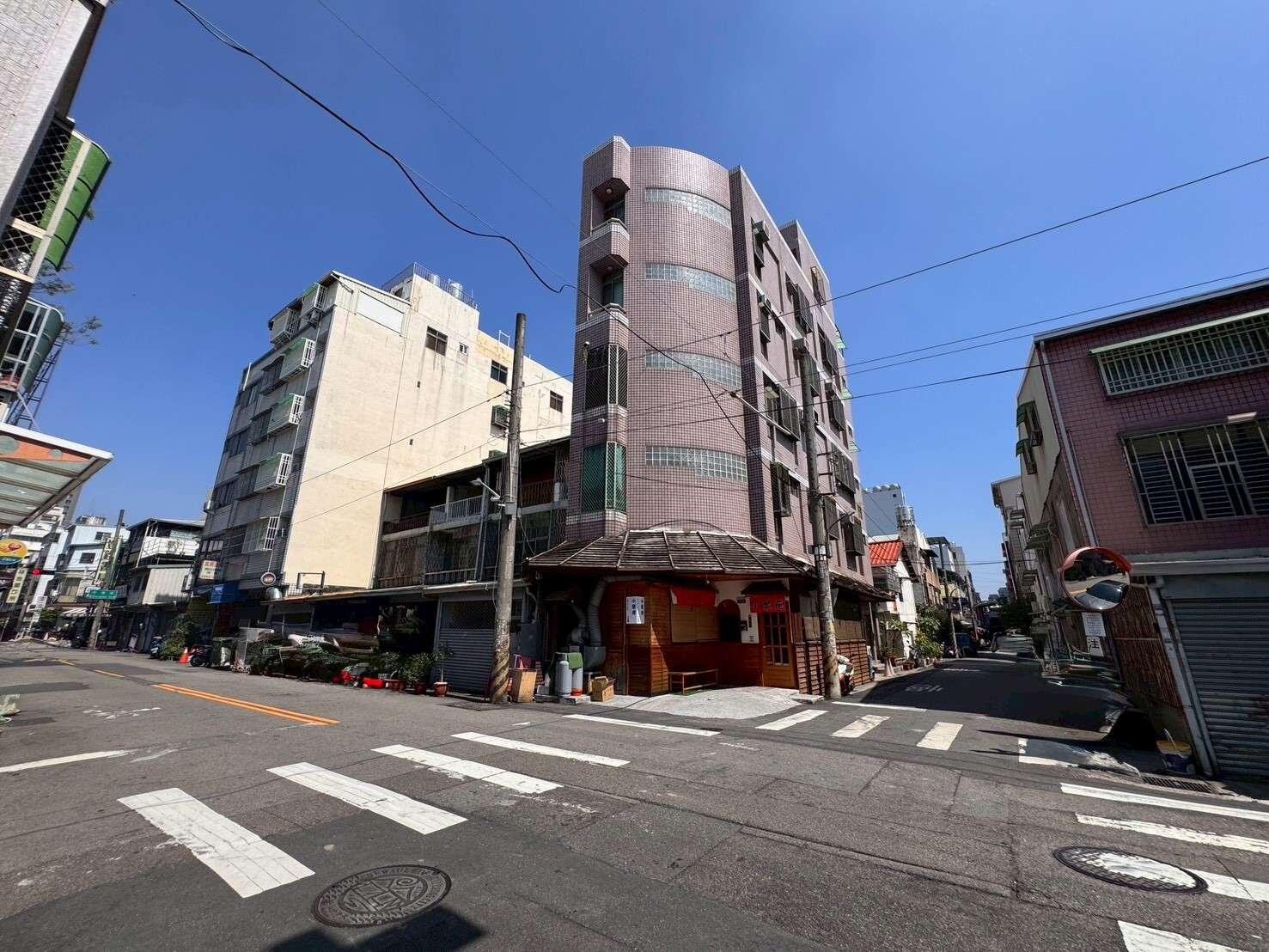 阿！扁錯了嗎？百坪角間透店超有料｜店、套、廣告牆