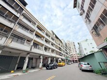 中央公園五房｜臨路店住合一透天-買賣房子找小丸子