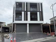 員山大路邊全新4房店住~台灣房屋婕如~小豬