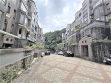 鳳凰城大庭院方便停車一樓