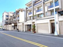 信實恬🍭新光特區臨路❗️車庫五房孝親別墅
