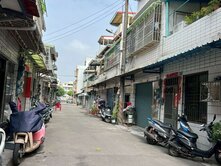 楠梓.元帥廟商圈透天厝有增建.