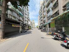 富農街。十米路邊間採光店住