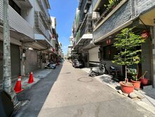 鳳西國中小旁全棟翻新透天｜門口可停車