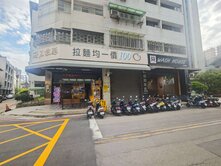 《南區超霸氣17米面寬雙店面雙車位自用收租雙贏王》