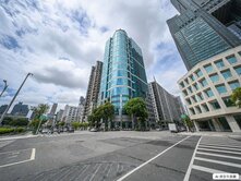 亞灣曼哈頓挑高面寬氣派三多捷運店面附雙平面車位