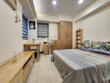 套房室內陳設完整，廁所開窗，基本家電齊全，直接入住