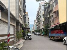 高雄火車站雄中旁大地坪街上好停車雙透天