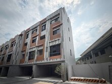 獨家烏日明道商圈全新大面寬電梯雙車別墅｜邊間大側院