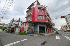 旗山老街旁顯眼三角透天