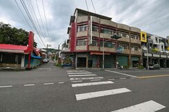 旗山老街旁顯眼三角透天
