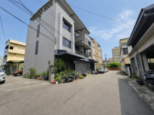 ４年屋｜電動車庫｜邊間四房靜巷透天｜太陽能板屋頂