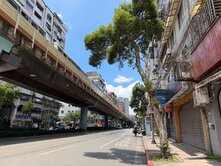 近麟光捷運站,白蘭市場對面,大馬路邊人潮多錢潮旺