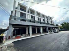 空中露臺全新電梯臨路角間雙車別墅