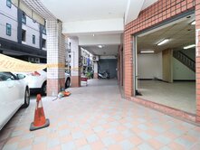 大里塗城商圈．18米面寬．1樓角間店面+2樓有3房