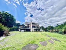 埔里鎮絕美雲海獨棟可停１８車輕屋齡造景別墅！