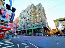 五甲南華熱鬧商圈室內36坪大4房車位