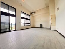 北屯機捷創立方挑高4.4米朝東無敵採光景觀戶