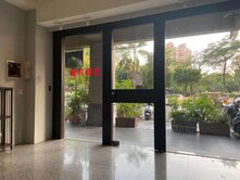 樂福-面公園質感店面