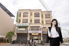 仁武八卦商圈正路輕屋齡電梯店面