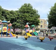 重慶街森林公園雙捷運站朝南活像透天