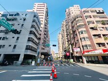 【愛買商圈大面寬1＋2樓金店｜現成租客穩定收租】