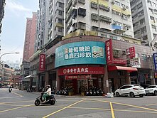 鼎山家樂福旁醒目三角窗店住~廣招效益佳