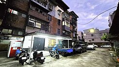 C37前鎮機場輕軌站翻修公寓1樓門前可停車