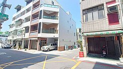 近鳳山捷運站邊間三角窗車庫透天